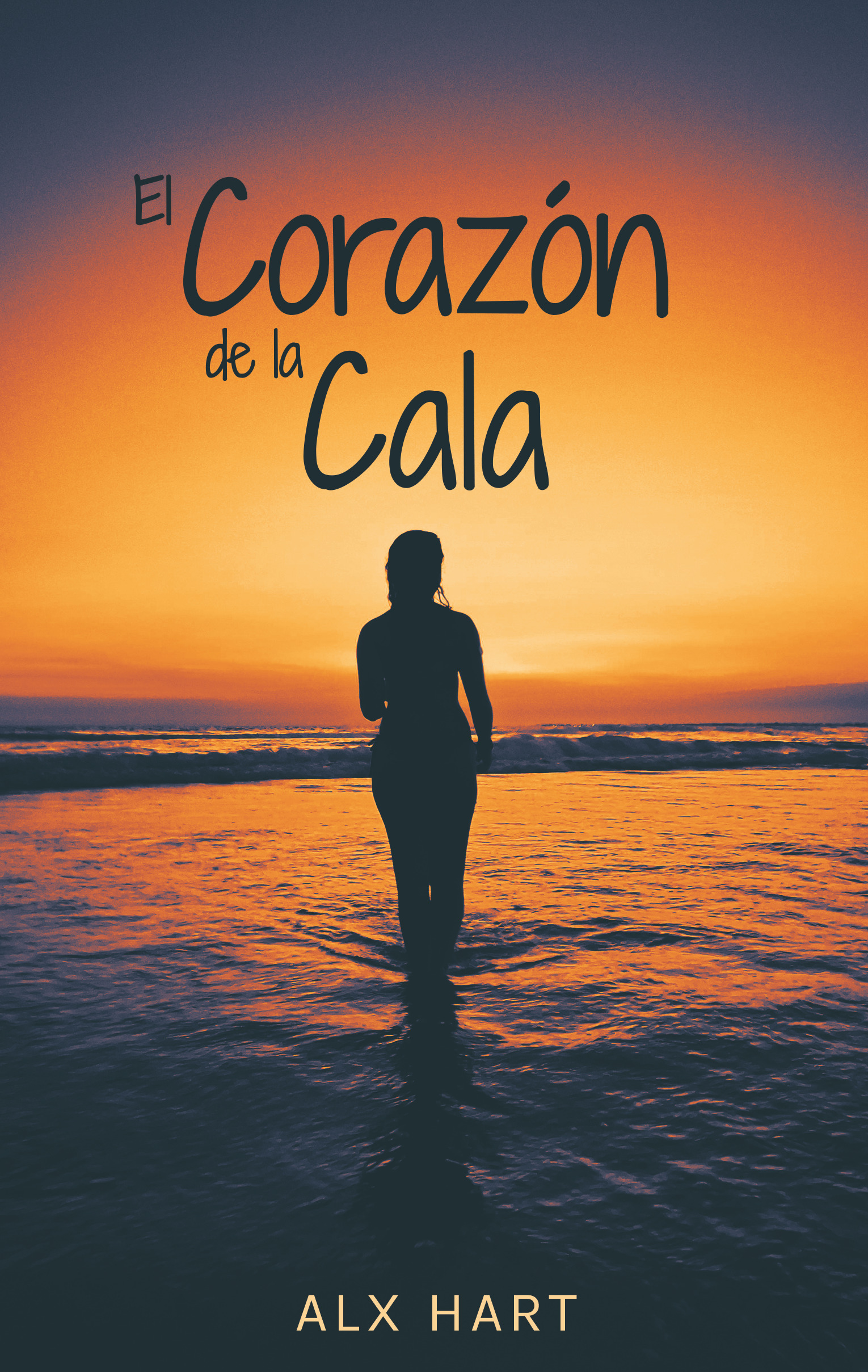 Portada de El corazón de la cala: fotografía de la silueta de una mujer recortada contra el horizonte de una cala al atardecer, con el mar y las olas de fondo.