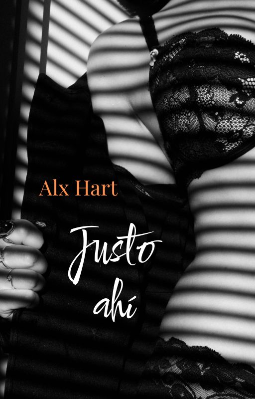 Portada de Justo ahí: fotografía en blanco y negro del torso de una mujer abriéndose la chaqueta, mostrando su ropa interior, negra de encaje.